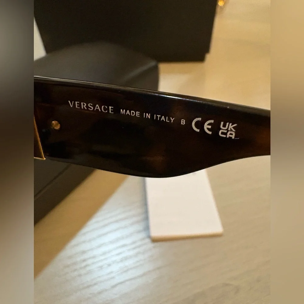 NWT Versace‎ Black and Gold Sunglasses (papers,box ,dust bag)